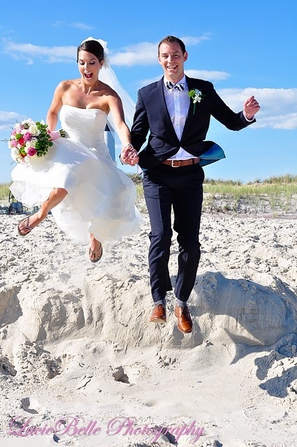Jumping with Joy! A HAPPY Wedding Photo Expressing Feelings That Seem to Reach the Sky ♡にて紹介している画像
