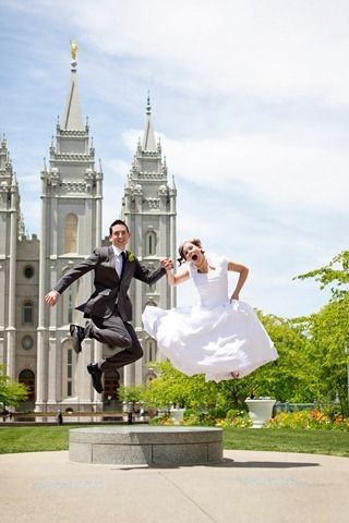 Jumping with Joy! A HAPPY Wedding Photo Expressing Feelings That Seem to Reach the Sky ♡にて紹介している画像