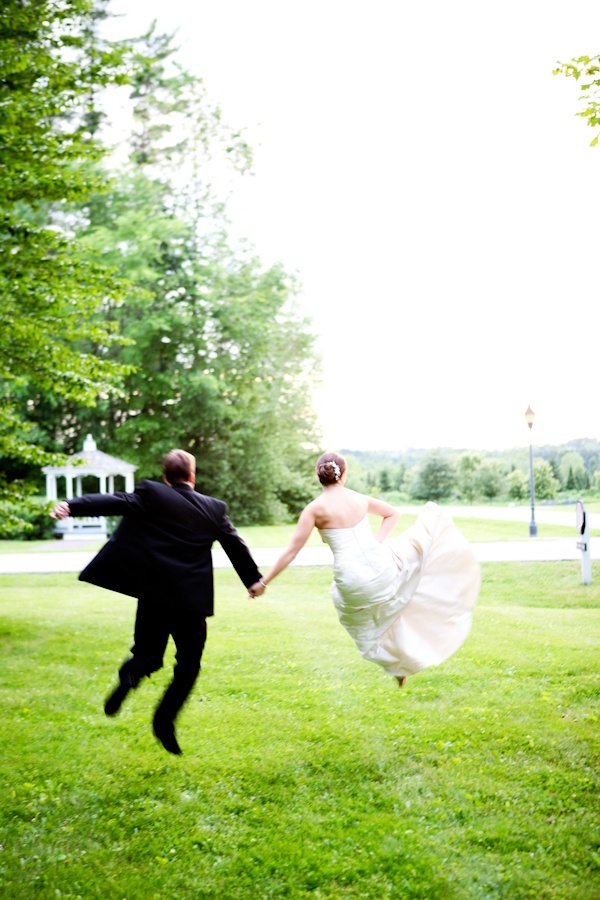 Jumping with Joy! A HAPPY Wedding Photo Expressing Feelings That Seem to Reach the Sky ♡にて紹介している画像