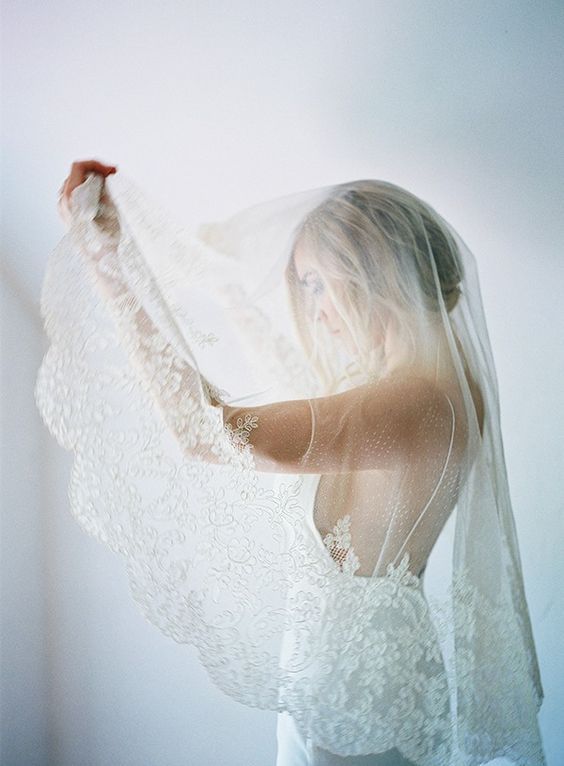 "Rediscovering the Allure of 'Maria Veil': Enchanting and Mystical Bride Looks Like a Foreign Model"にて紹介している画像