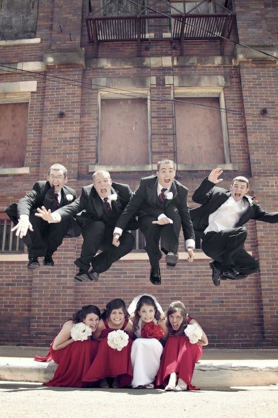 Jumping with Joy! A HAPPY Wedding Photo Expressing Feelings That Seem to Reach the Sky ♡にて紹介している画像