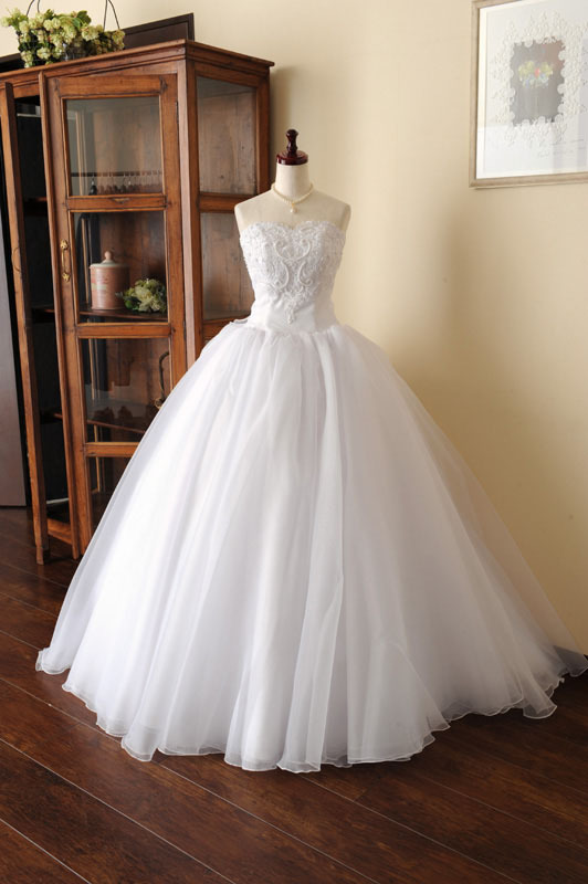 My Beloved Dress: A Guide to Japan's Rare "Self-Service" Dress Shops That Are Forever Mine ♡にて紹介している画像