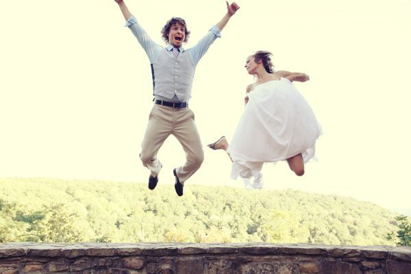 Jumping with Joy! A HAPPY Wedding Photo Expressing Feelings That Seem to Reach the Sky ♡にて紹介している画像