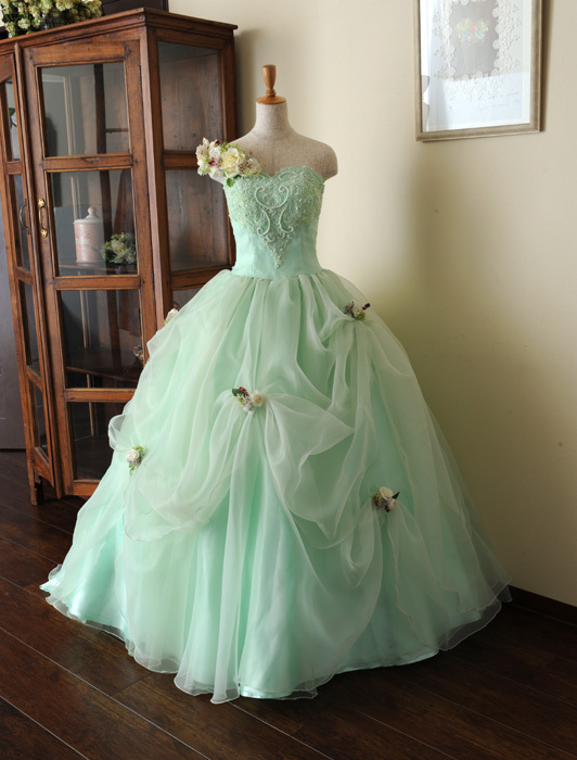 My Beloved Dress: A Guide to Japan's Rare "Self-Service" Dress Shops That Are Forever Mine ♡にて紹介している画像