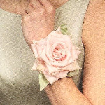 ＼让手上也绽放花海♡／手作り可实现的腕花束设计汇总♩にて紹介している画像