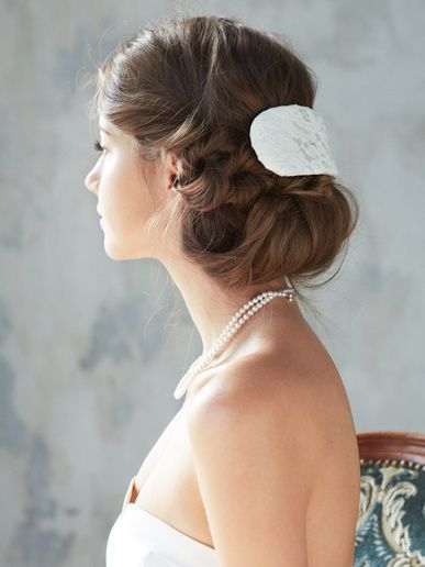 Instantly Adorable: Create a Classically Elegant Audrey-Inspired Hairstyle with a Bonnet!にて紹介している画像