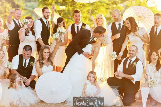 ゲストのみんなとハイチーズ♩結婚式でのユニークな『集合写真』の撮り方アイディア♡にて紹介している画像