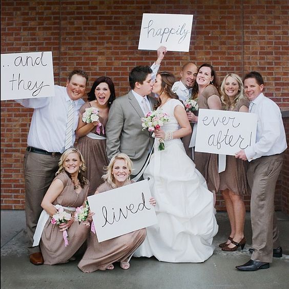 ゲストのみんなとハイチーズ♩結婚式でのユニークな『集合写真』の撮り方アイディア♡にて紹介している画像