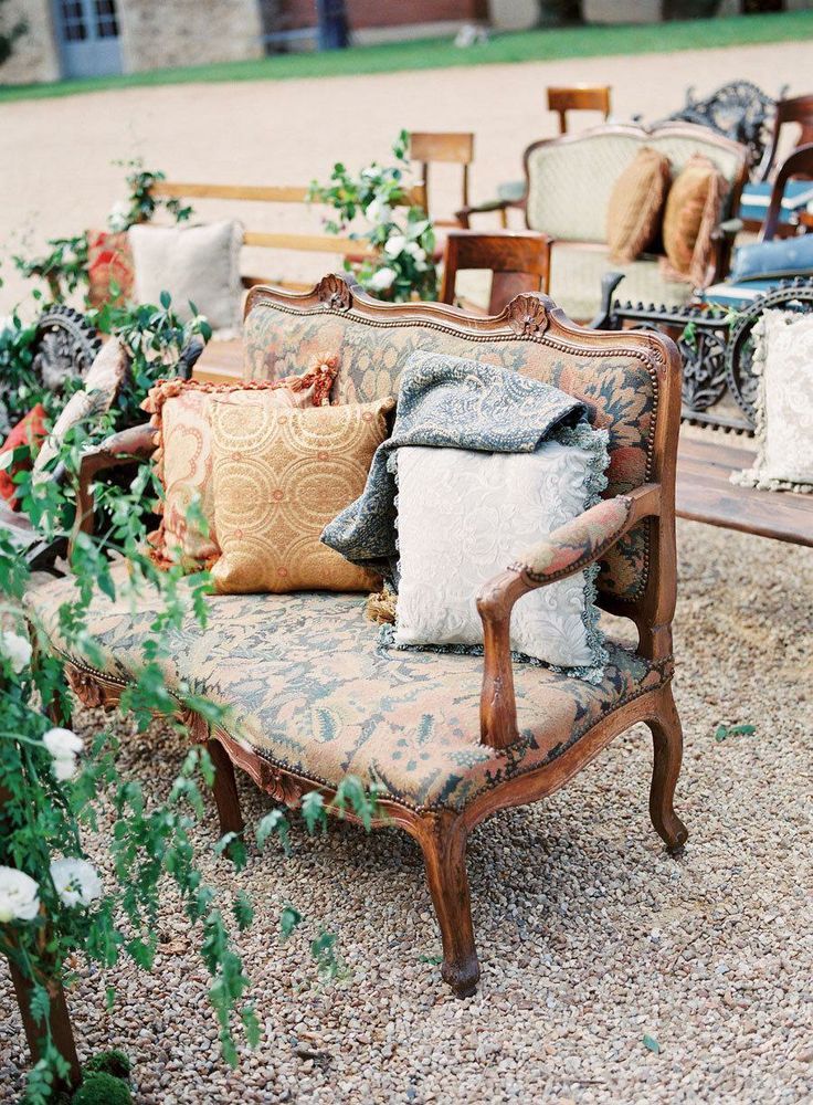 Create a Relaxing Space with a Cozy Sofa for Your Guests to Unwind! ♡にて紹介している画像