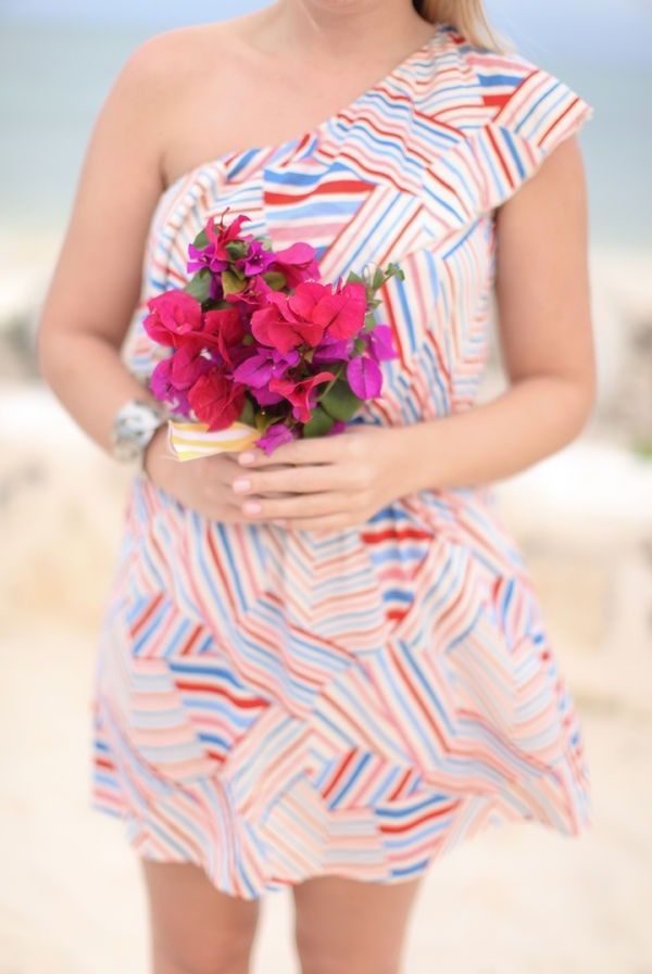 Tropical Flowers: The Adorable Fuchsia Bougainvillea! 🌸にて紹介している画像