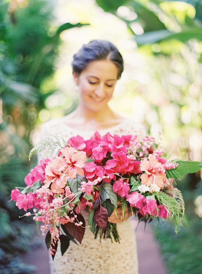 Tropical Flowers: The Adorable Fuchsia Bougainvillea! 🌸にて紹介している画像
