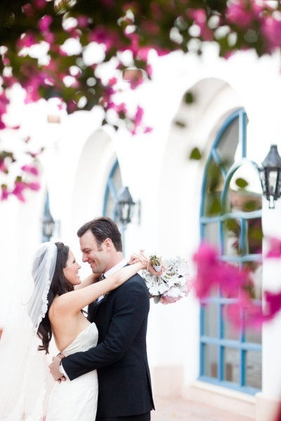 Tropical Flowers: The Adorable Fuchsia Bougainvillea! 🌸にて紹介している画像