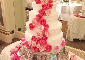 お花がたっぷりあしらわれたウェディングケーキは憧れ＊特に、本物のお花が滝のように並べられて、流れるようなデザインは圧巻です！まるでお花の滝のようなデザインが素敵な『ウェディングケーキ』のデザイン9選