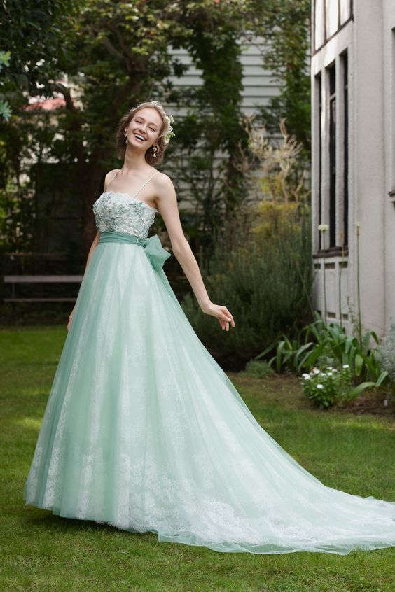 "Charming Elegance for Adults: A Colorful Dress Guide to Look Adorably Mature for Everyone"にて紹介している画像