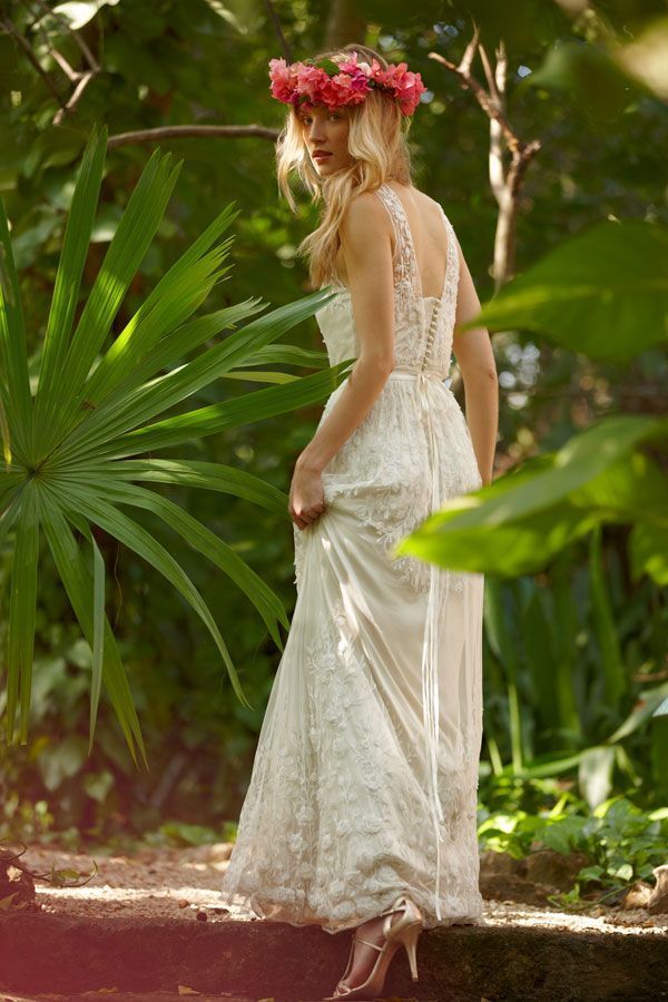 Tropical Flowers: The Adorable Fuchsia Bougainvillea! 🌸にて紹介している画像