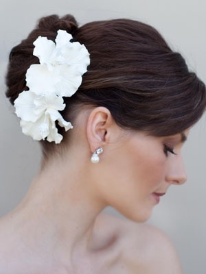 ハイビスカスを髪飾りに♡ハワイで挙式する花嫁さんにぴったりなアイテムです♡にて紹介している画像