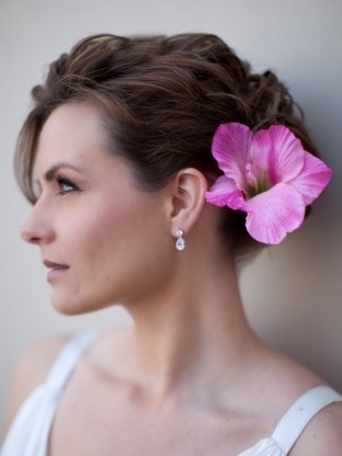 ハイビスカスを髪飾りに♡ハワイで挙式する花嫁さんにぴったりなアイテムです♡にて紹介している画像