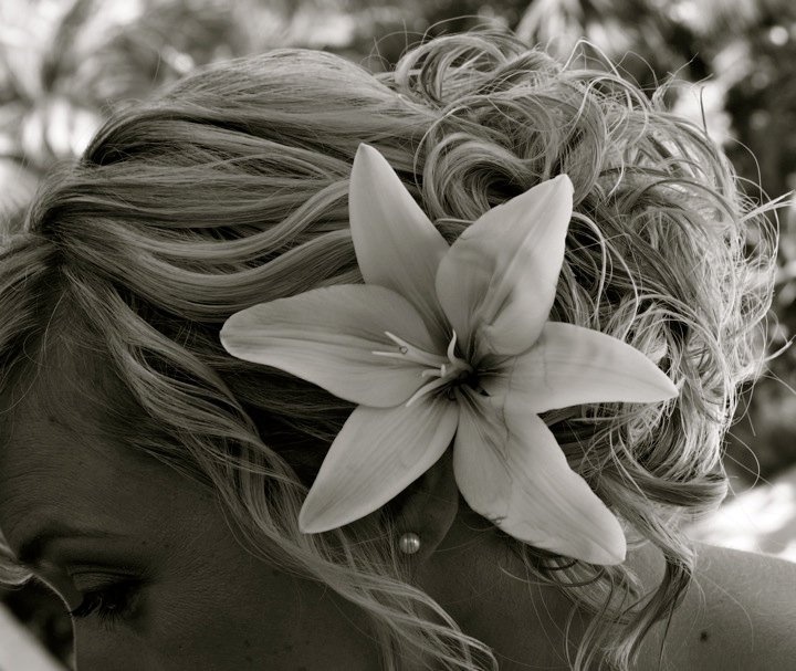 ハイビスカスを髪飾りに♡ハワイで挙式する花嫁さんにぴったりなアイテムです♡にて紹介している画像