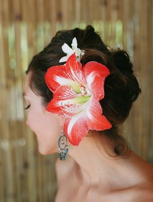 ハイビスカスを髪飾りに♡ハワイで挙式する花嫁さんにぴったりなアイテムです♡にて紹介している画像