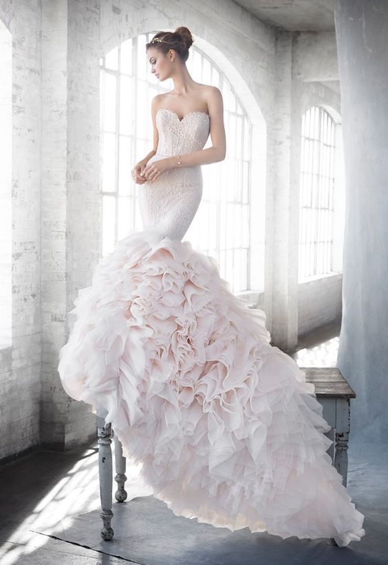 "Re-Entry with a Twist: Ideas to Surprise Your Guests with a Wedding Dress Change"にて紹介している画像