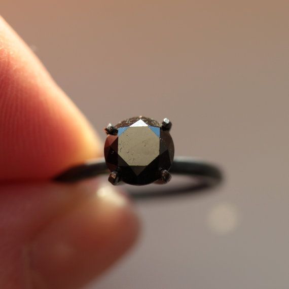 豪華で官能的な輝き♡ブラックダイヤで唯一無二の美しさを手に入れましょうにて紹介している画像