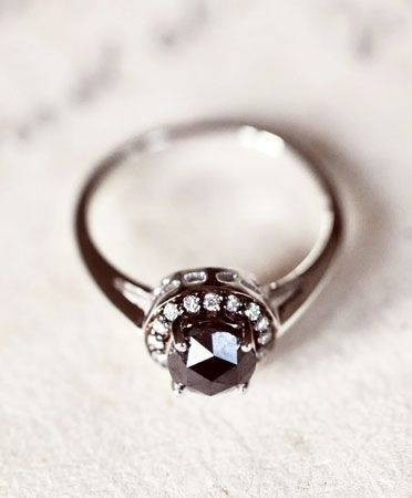 豪華で官能的な輝き♡ブラックダイヤで唯一無二の美しさを手に入れましょうにて紹介している画像