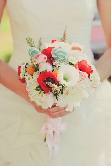 An Ideal Bouquet Toss for Everyone: How About a 'Candy Bouquet' Bundled with Sweets?にて紹介している画像