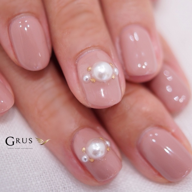 Attention Brides! Adorable Nail Collection Adorned with Pearlsにて紹介している画像