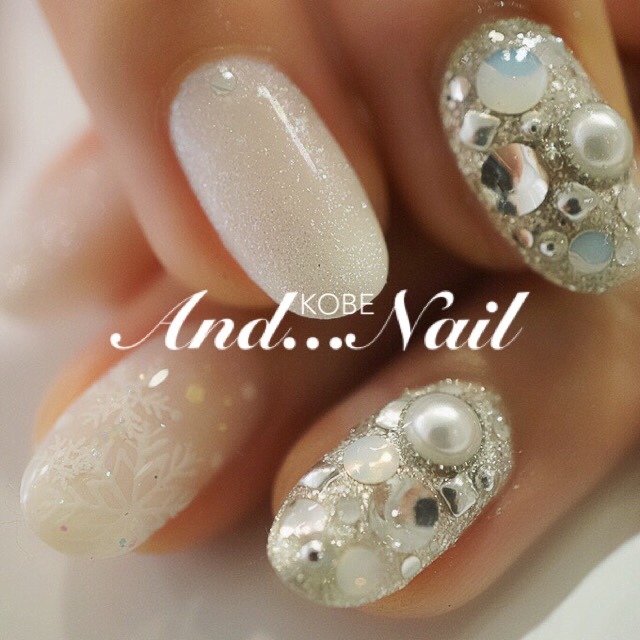 Attention Brides! Adorable Nail Collection Adorned with Pearlsにて紹介している画像