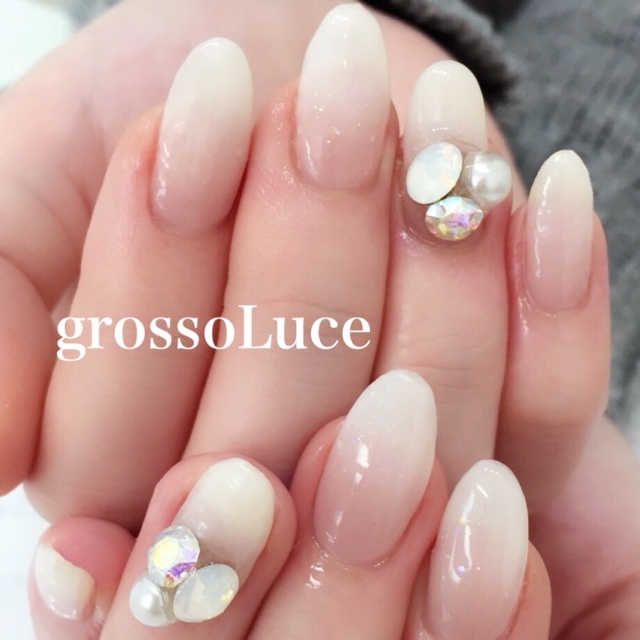 Attention Brides! Adorable Nail Collection Adorned with Pearlsにて紹介している画像