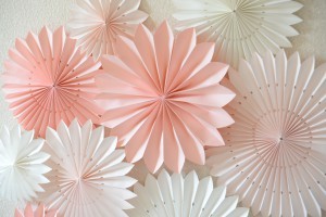 "I Want to Make Lots! 9 Essential Paper Fan Designs for a Stylish Overseas-Inspired Wedding ♡"にて紹介している画像