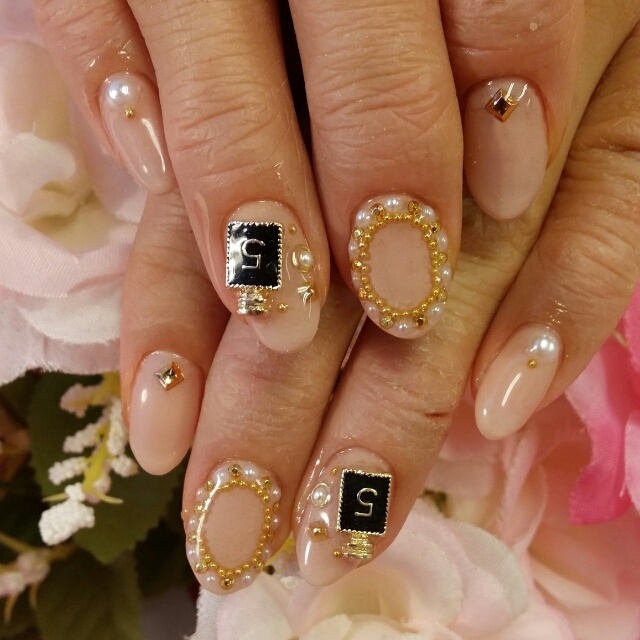 Attention Brides! Adorable Nail Collection Adorned with Pearlsにて紹介している画像
