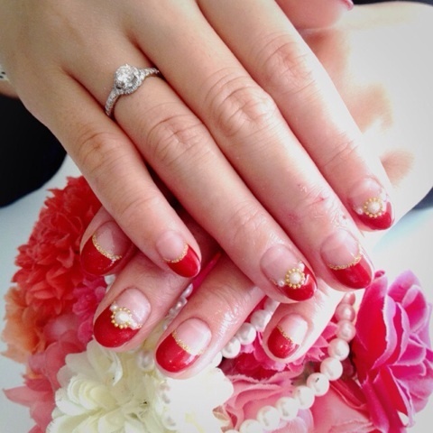 Attention Brides! Adorable Nail Collection Adorned with Pearlsにて紹介している画像