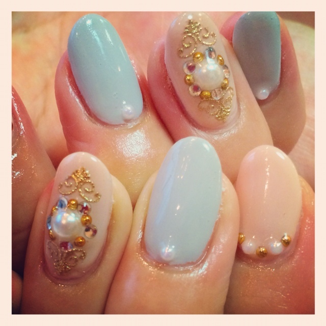 Attention Brides! Adorable Nail Collection Adorned with Pearlsにて紹介している画像