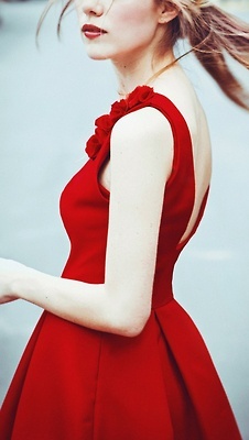 "Just Like the Heroine in 'About Time'♡ The Bright Red Dress is Absolutely Adorable!"にて紹介している画像