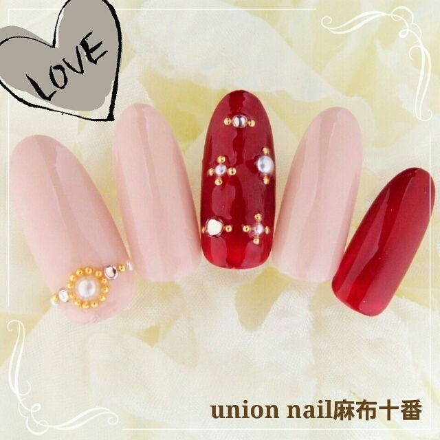 Attention Brides! Adorable Nail Collection Adorned with Pearlsにて紹介している画像