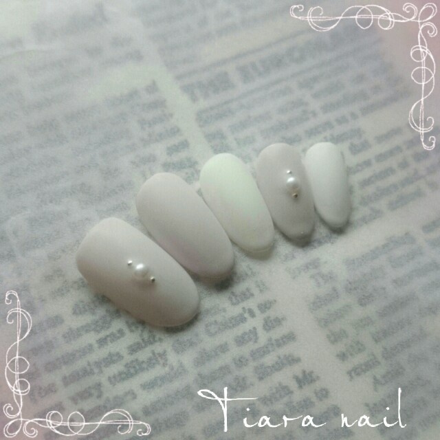 Attention Brides! Adorable Nail Collection Adorned with Pearlsにて紹介している画像