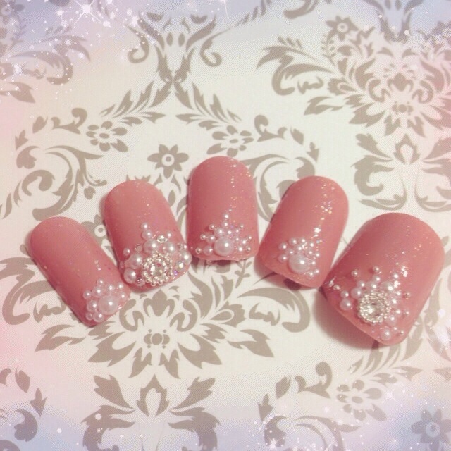 Attention Brides! Adorable Nail Collection Adorned with Pearlsにて紹介している画像