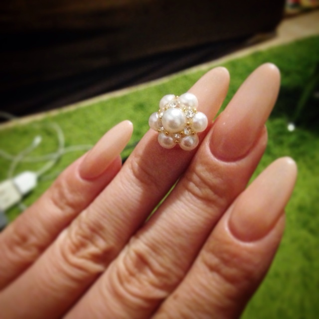 Attention Brides! Adorable Nail Collection Adorned with Pearlsにて紹介している画像