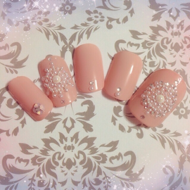 Attention Brides! Adorable Nail Collection Adorned with Pearlsにて紹介している画像