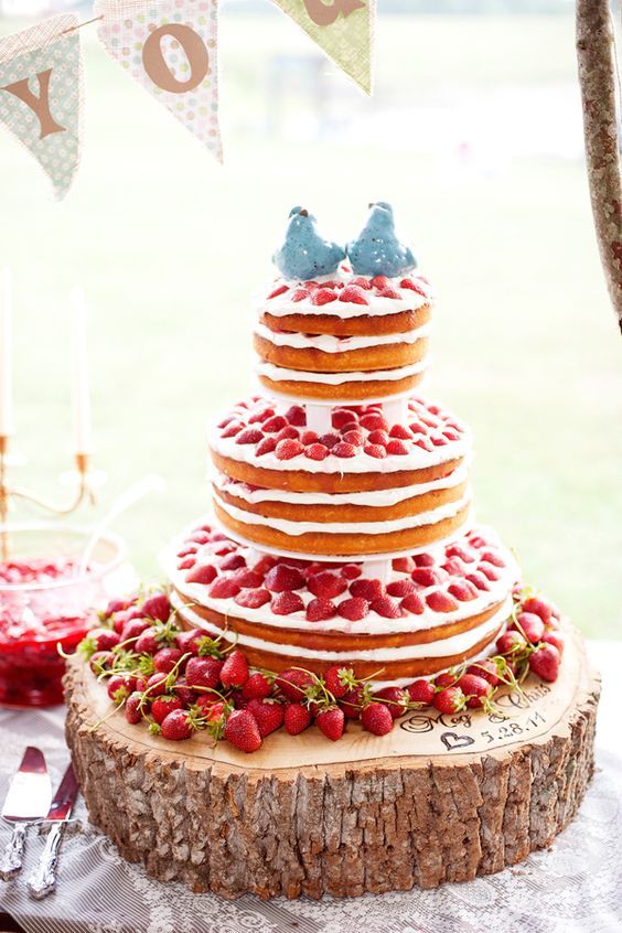 Stylishly Exposed Sponge: 10 Playful Naked Cakes Inspired by International Brides ♡にて紹介している画像