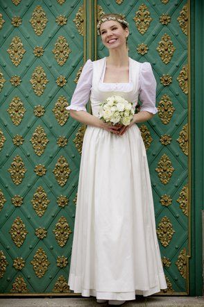 Bridal Beauties Around the World: The Adorable "Dirndl" Traditional Costume in German Weddings ♡にて紹介している画像