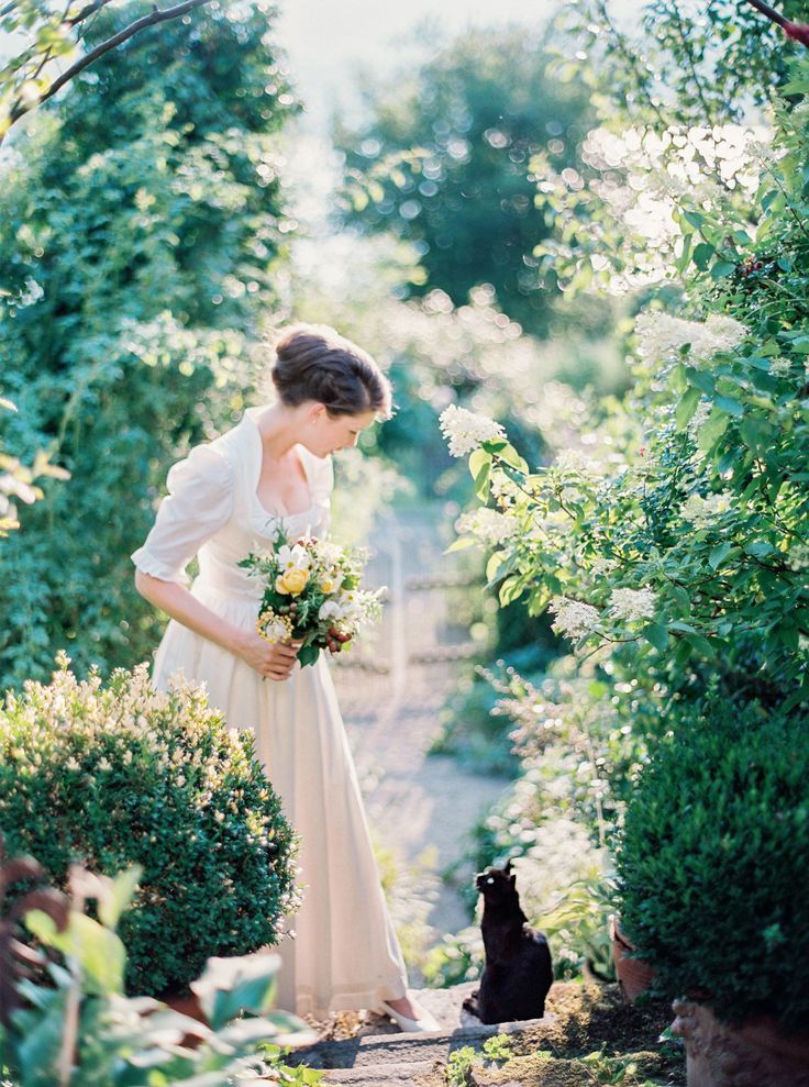 Bridal Beauties Around the World: The Adorable "Dirndl" Traditional Costume in German Weddings ♡にて紹介している画像
