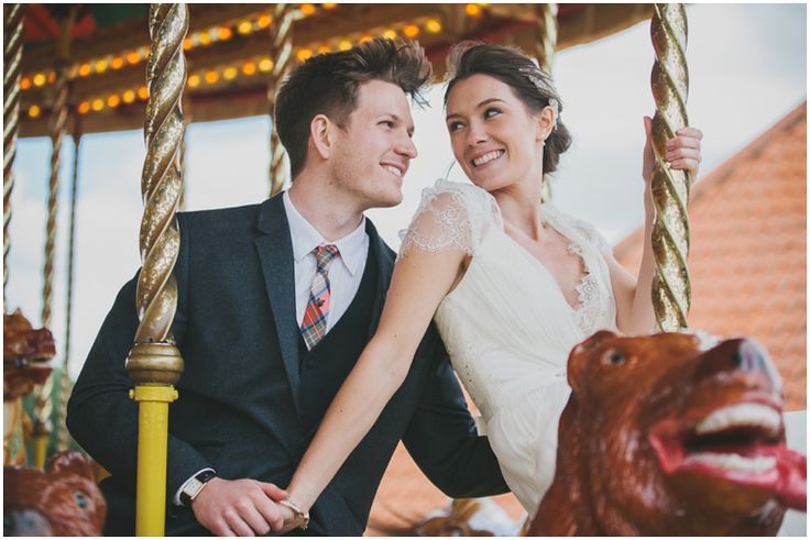 Riding the Merry-Go-Round of Happiness: The Most Romantic Wedding Photos ♡にて紹介している画像
