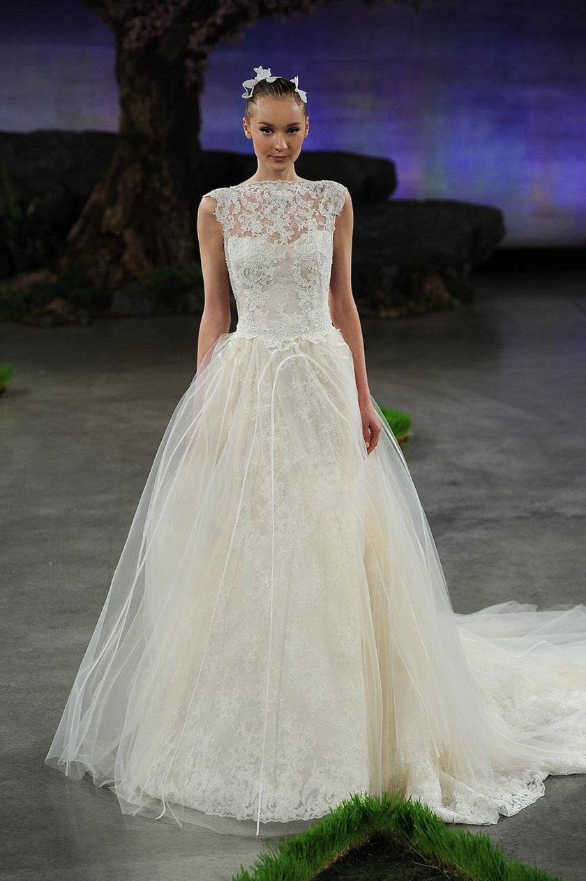 《聚焦上半身♡ 高砂席上也能展现魅力的礼服选择技巧汇总》にて紹介している画像