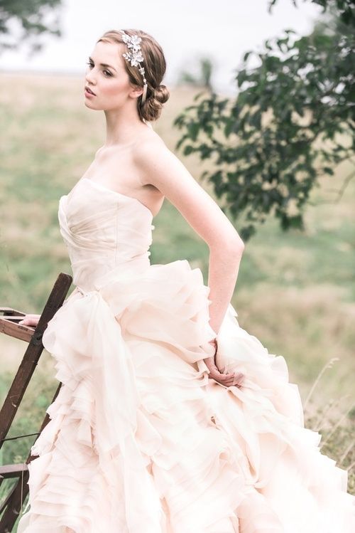 《聚焦上半身♡ 高砂席上也能展现魅力的礼服选择技巧汇总》にて紹介している画像