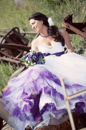 "Have You Heard of the Popular 'Color Pannier' Among Overseas Brides? A Cute Peek from Under the Dress! ♡"にて紹介している画像