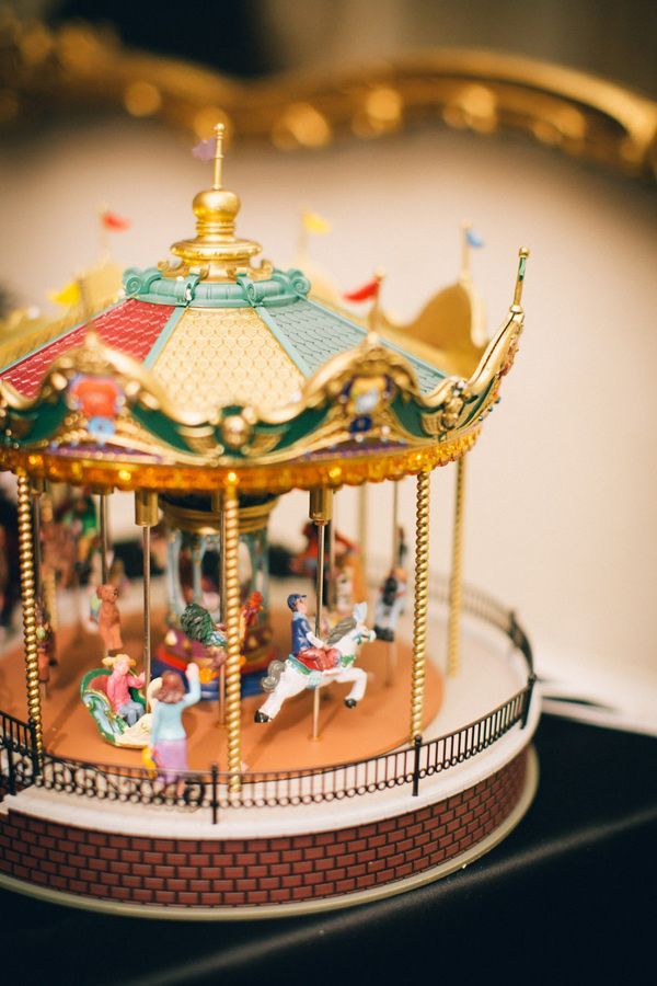 Riding the Merry-Go-Round of Happiness: The Most Romantic Wedding Photos ♡にて紹介している画像