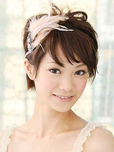 부드럽고 로맨틱한♡ 페이크 깃털 헤어 장식으로 만든 귀여운 결혼식 헤어 스타일 9선◎にて紹介している画像