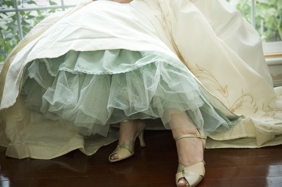 "Have You Heard of the Popular 'Color Pannier' Among Overseas Brides? A Cute Peek from Under the Dress! ♡"にて紹介している画像